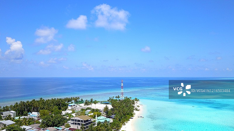 马尔代夫富利胡热带岛屿和湛蓝大海阴天下风景如画的海景复制空间图片素材