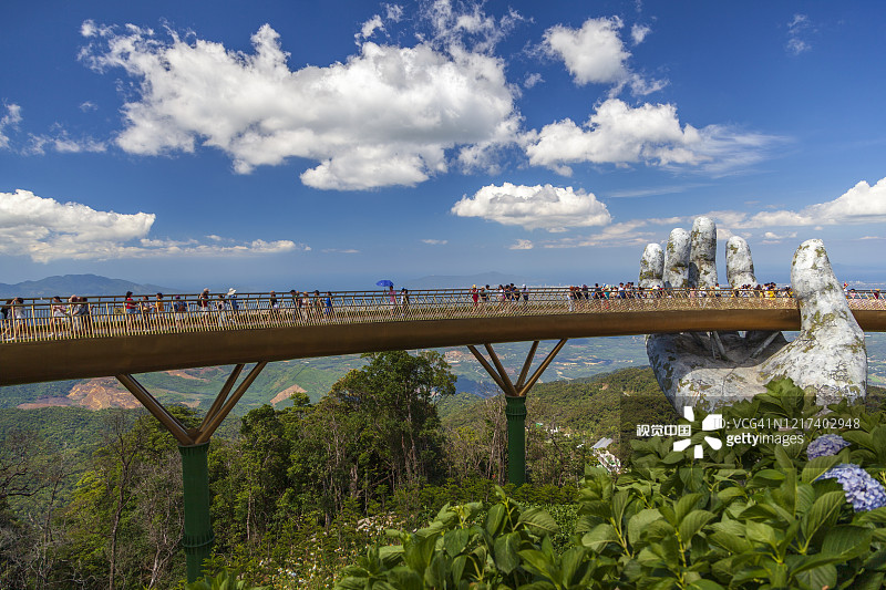 越南岘港巴那山金桥旅游胜地，来自不同国家的游客在金桥上拍照图片素材