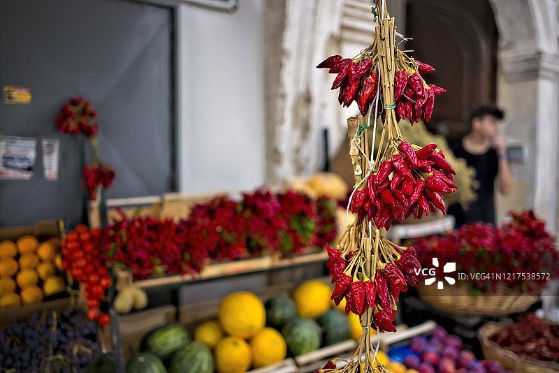 意大利普利亚阿普利亚。加利波利。“红辣椒在蔬菜水果店出售。图片素材