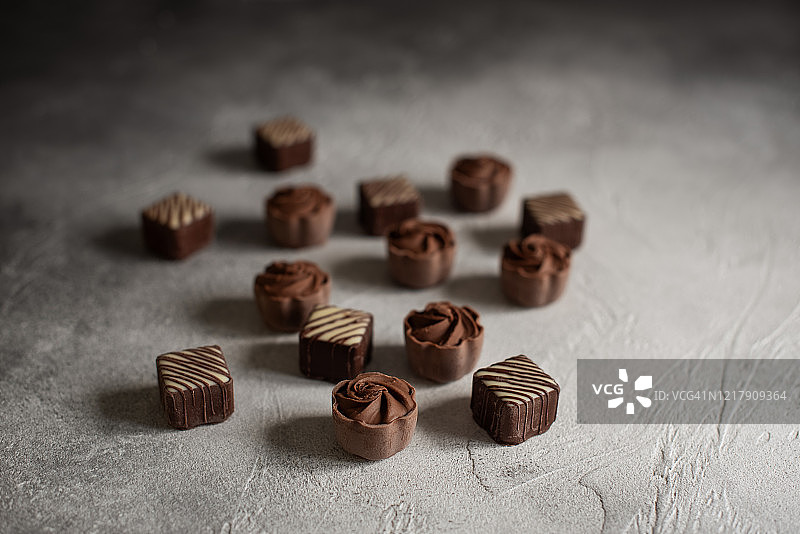 木制背景上的美味巧克力糖果图片素材