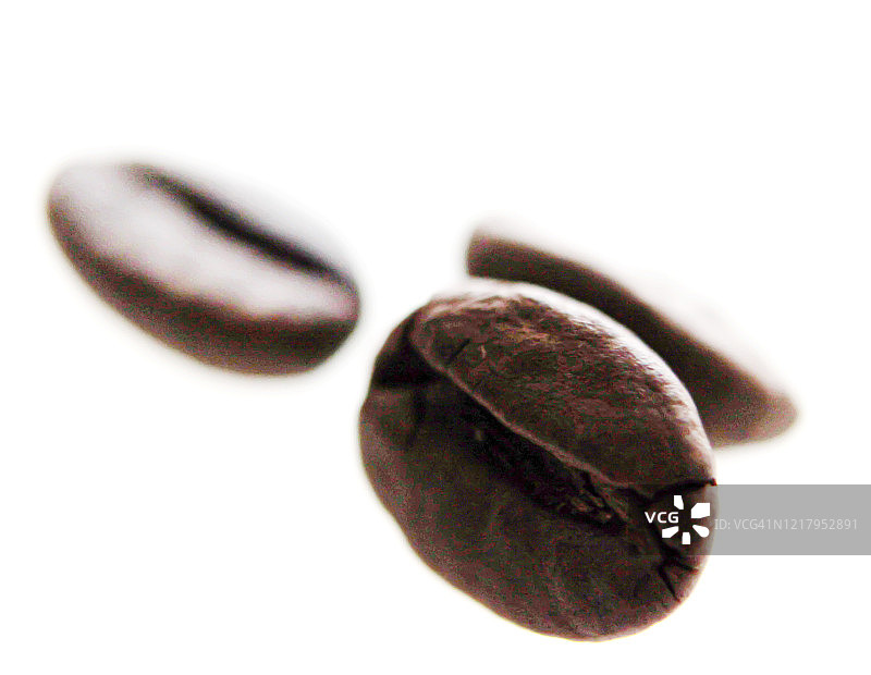 在白色背景下分离的新鲜烘培咖啡豆图片素材