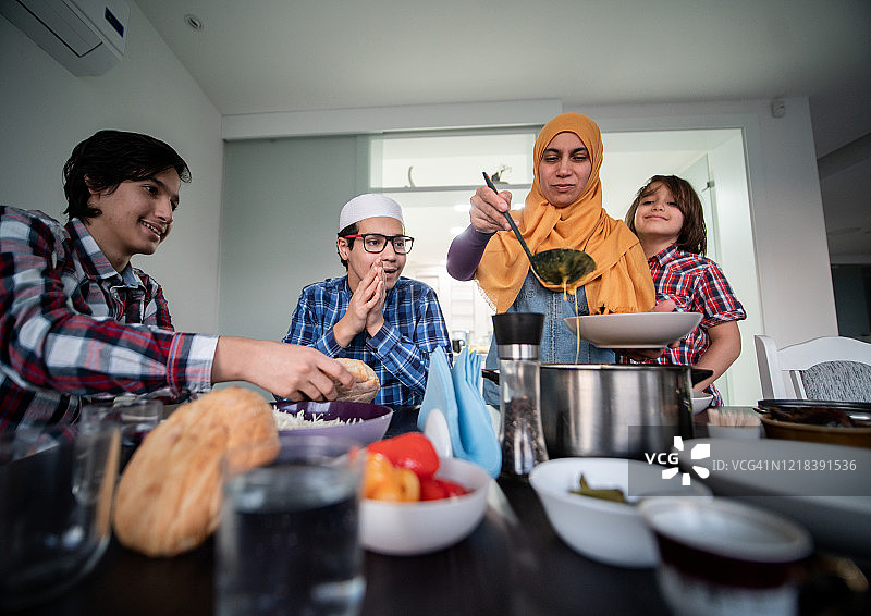 穆斯林家庭在斋月日落后为开斋饭聚会图片素材