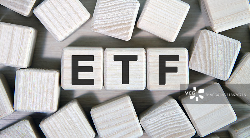 ETF文本上的木方立方体被其他立方体包围图片素材