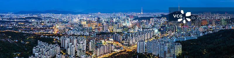 从空中俯瞰首尔的霓虹夜景，韩国的摩天大楼街道图片素材