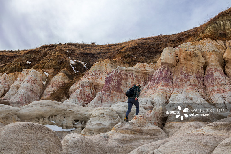 人们在油漆矿解说公园，在科罗拉多州独特和多彩的古代地质遗址图片素材