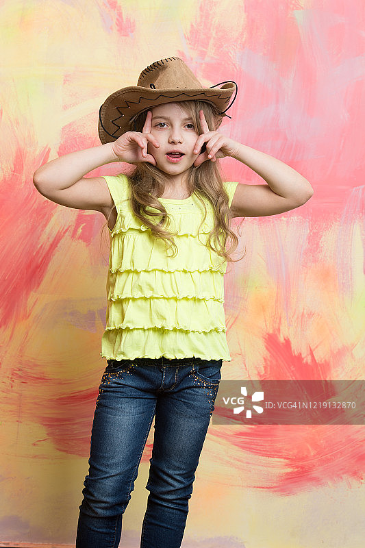 牛仔帽上可爱的女孩穿着美国服装图片素材