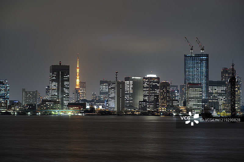 东京天际线和东京湾上的东京塔图片素材