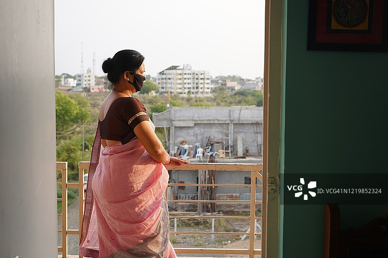 2019冠状病毒病大流行，印度妇女待在家里，图片素材