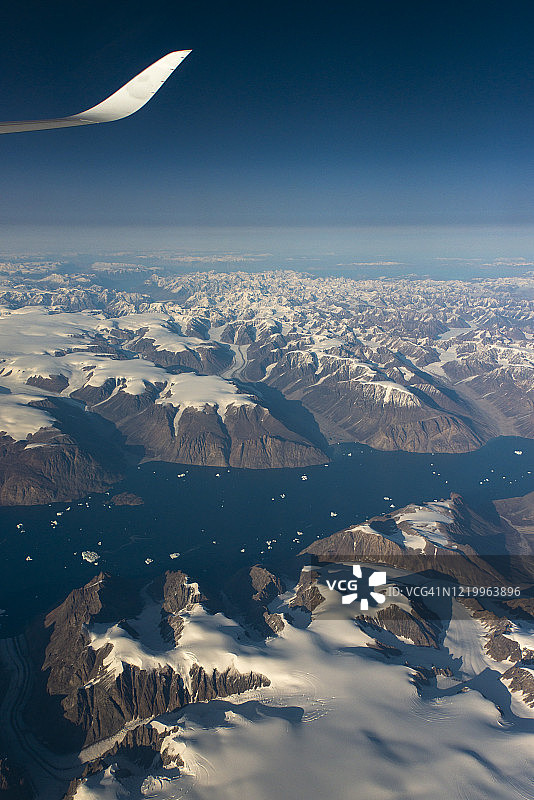 从飞机窗口看到格陵兰岛的雪山和冰川图片素材