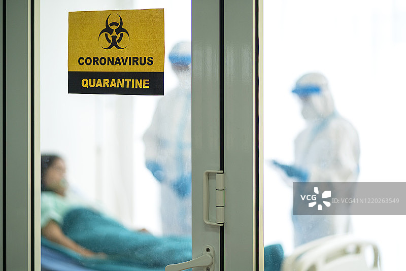 亚洲医生穿着个人防护服在隔离室为冠状病毒患者使用呼吸机口罩图片素材