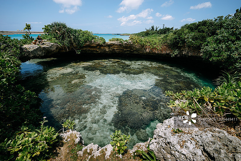 日本冲绳，有珊瑚和清澈的热带海水的海洞图片素材