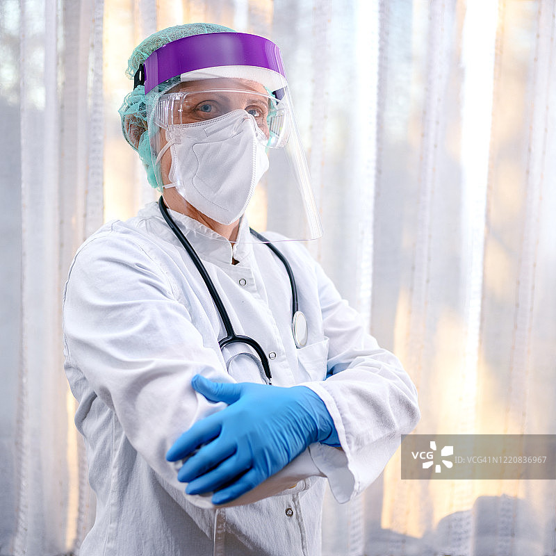 戴防护口罩的女医务人员图片素材