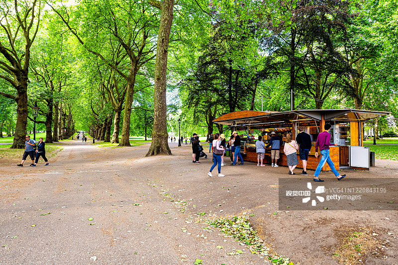 英国首都的绿色公园在夏天有树和人们在咖啡馆买食物图片素材