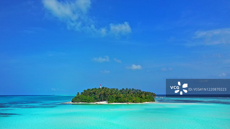 无人机拍摄的美丽的马尔代夫Fulhadhoo热带岛屿海滩和棕榈树图片素材