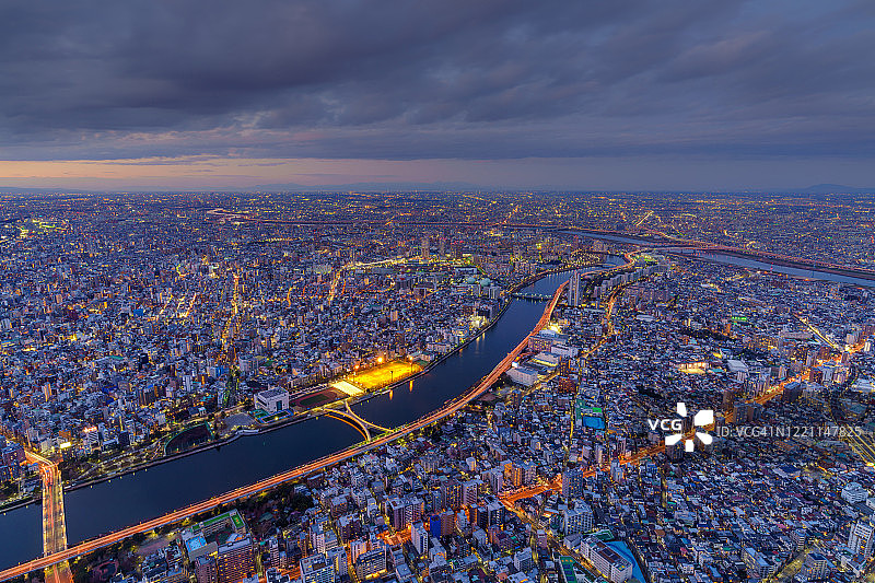 空中东京城市在晚上的观点图片素材