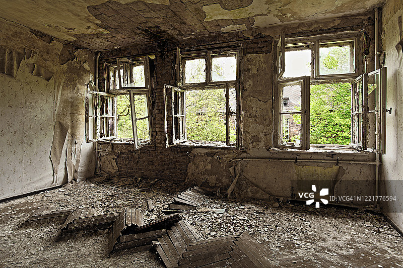 废弃建筑里的旧房间图片素材