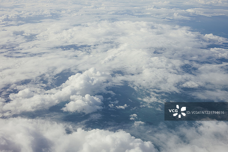 云层之上的高架风景图片素材