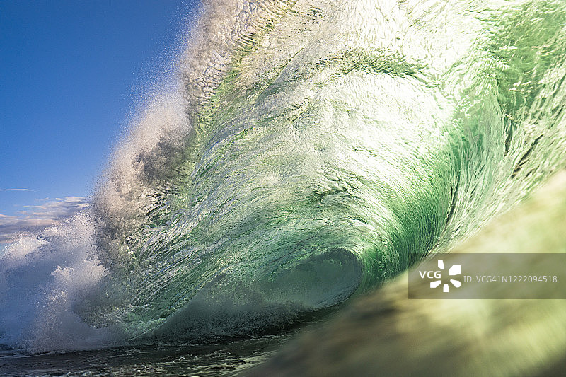 强大的绿色波浪在海洋中猛烈地拍打着图片素材