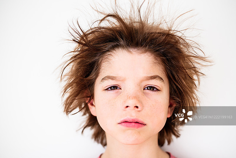 一个头发凌乱的男孩的肖像图片素材