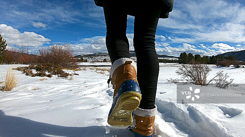穿着冬靴在雪地上行走图片素材