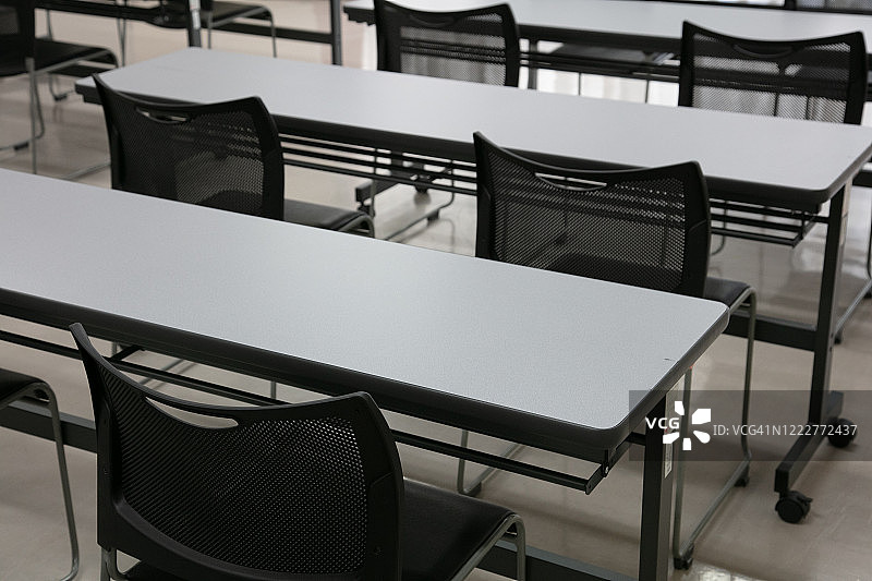 会议室，会议室，教室，办公室，配有白色投影仪板。图片素材