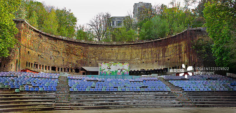 乌克兰基辅的露天废弃剧院。绿色的剧院。图片素材