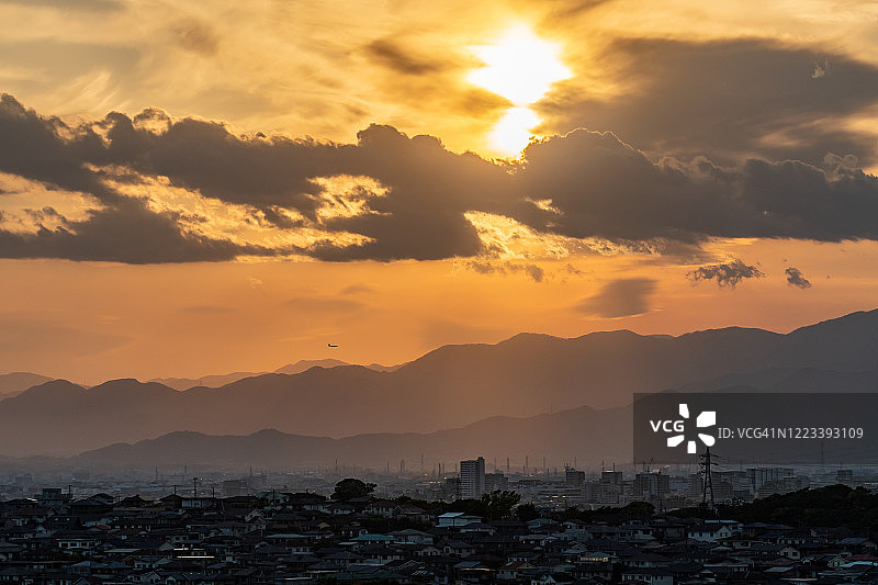 夕阳照在日本神奈川县的住宅区上图片素材