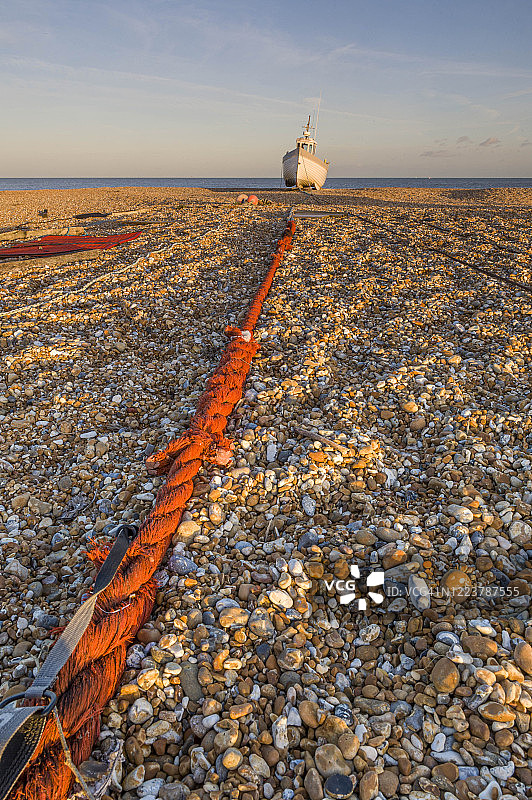 邓杰内斯，英国肯特郡，2015年1月24日。亮橙色的绳子通向登杰内斯海滩上的渔船。图片素材