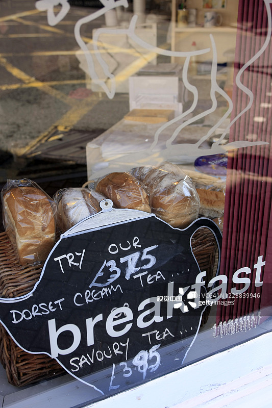 英国多切斯特一家提供奶油茶和早餐的咖啡馆橱窗上的招牌图片素材
