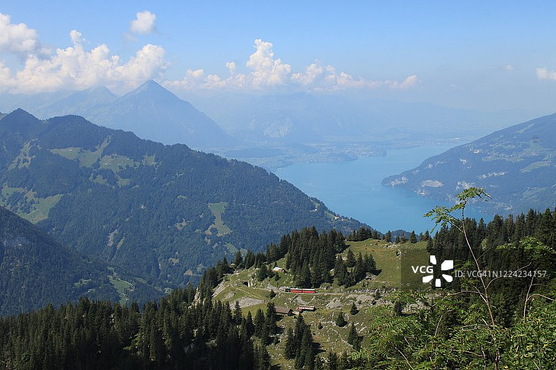 瑞士火车、湖泊和山脉图片素材