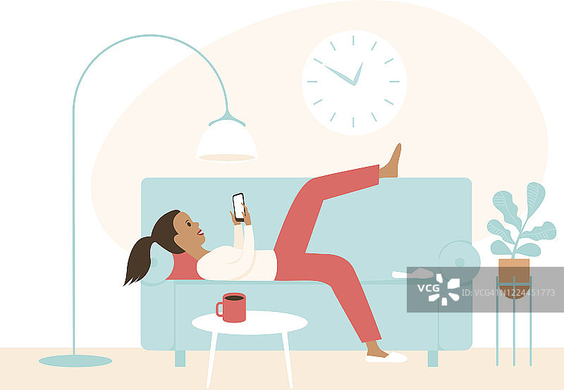 懒女孩躺在沙发上玩手机。在社交媒体上聊天，拖延。2019冠状病毒病隔离概念自我隔离图片素材