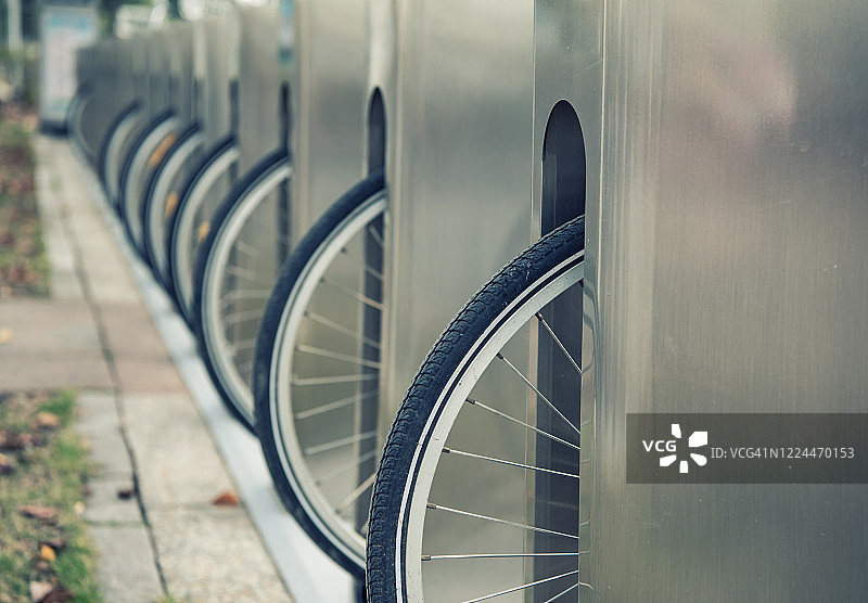 城市街道上的自行车租赁服务点图片素材