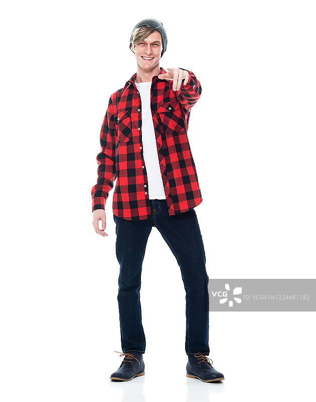 白人潮男穿着伐木工衬衫站在白色背景前图片素材