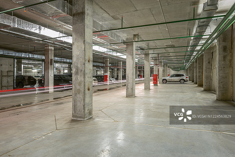 市内地下停车场供私家车使用。图片素材
