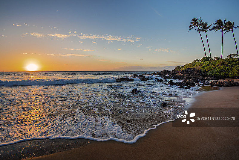 夏威夷毛伊岛海滩上美丽的日落图片素材