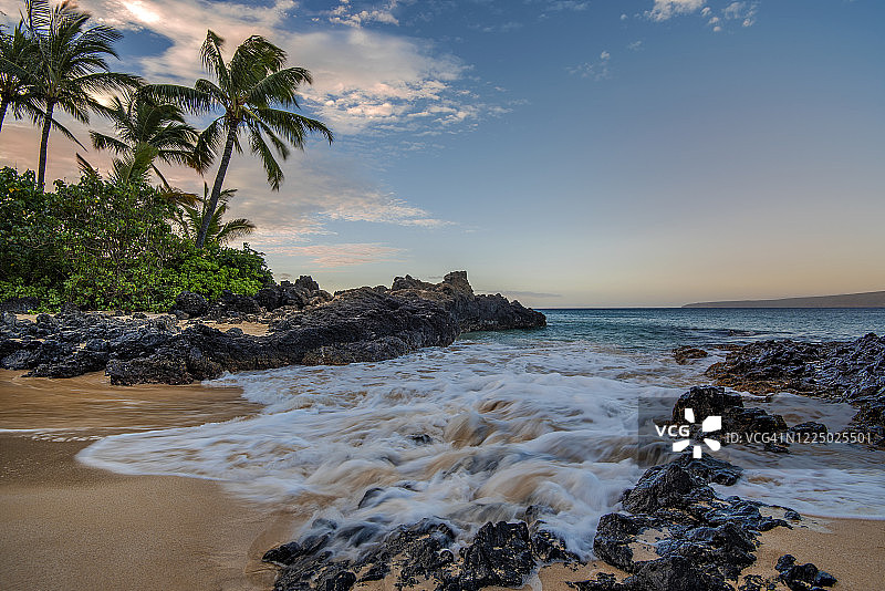 夏威夷毛伊岛马凯纳湾美丽的日落图片素材