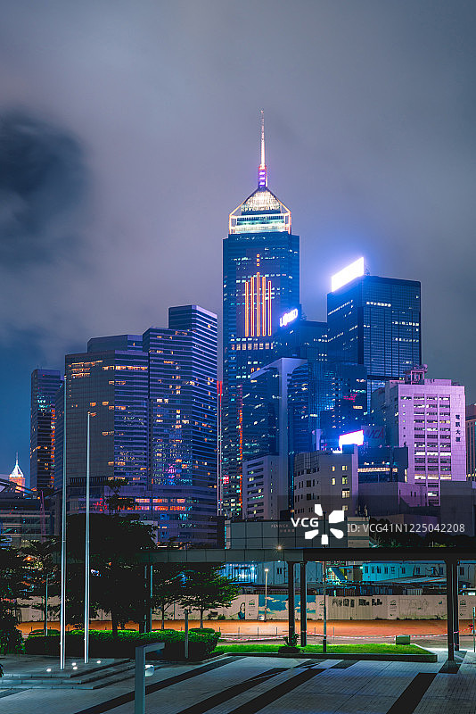 香港晚上的未来拥挤的城市景观摩天大楼图片素材