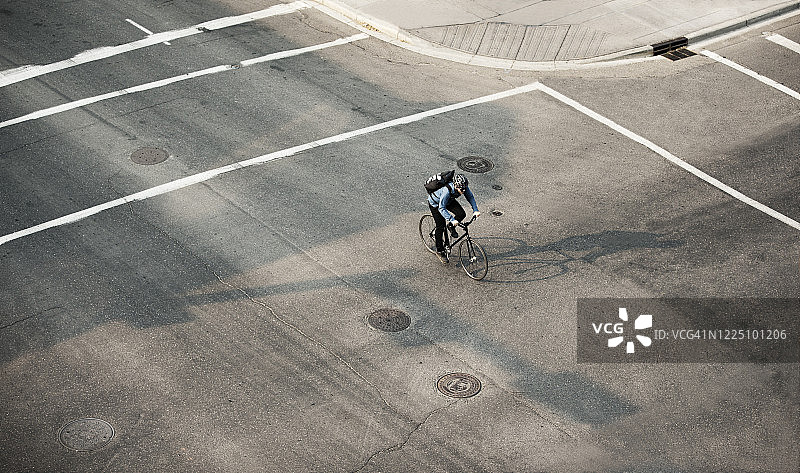 大城市自行车信使图片素材