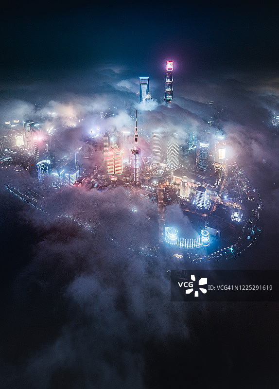 雾中的上海夜景鸟瞰图图片素材