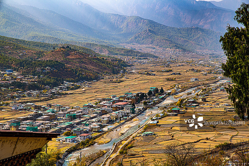 鸟瞰帕罗河谷与不丹传统风格的房子附近的河帕罗朱，帕罗，不丹图片素材