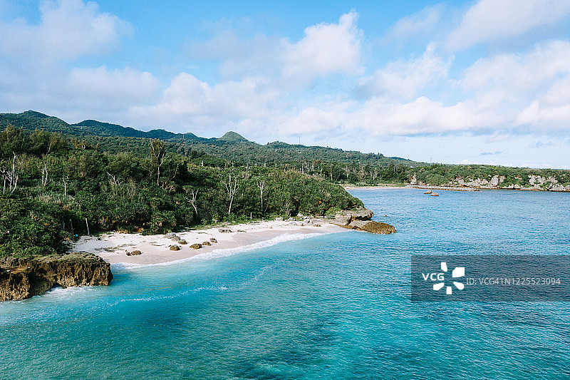鸟瞰图的热带海滩与绿松石水，冲绳，日本图片素材