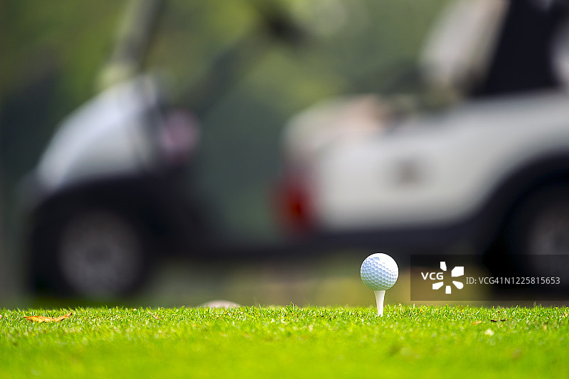 高尔夫球和高尔夫球车的背景。图片素材