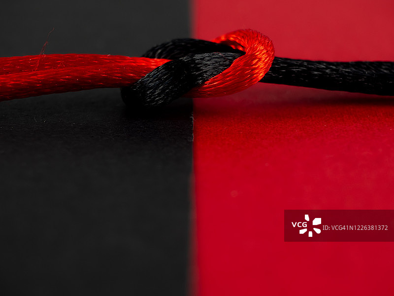 两个红黑麻绳结图片素材