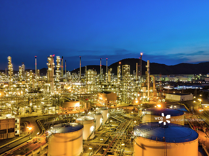 石油和天然气工业，炼油厂，石油和天然气炼油厂晚上图片素材