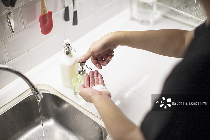 家居洗手消毒生活形象。图片素材