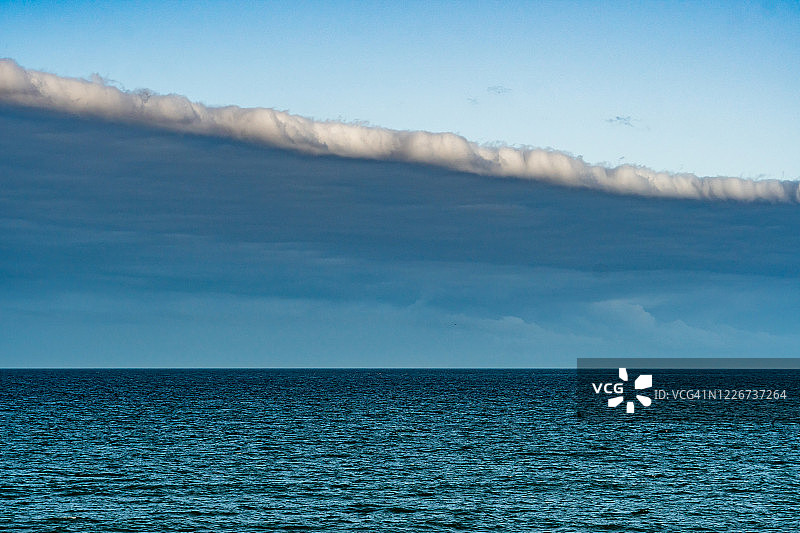 日本神奈川县海滩上的雨云图片素材