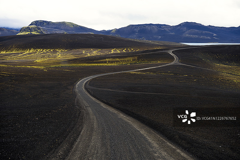 冰岛中部Landmannalaugar地区Veidivötn的蜿蜒公路图片素材