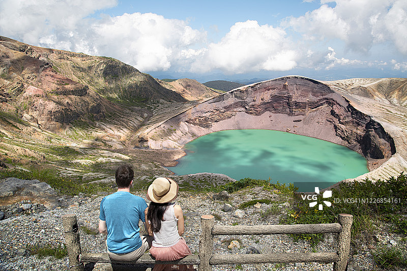 一对夫妇在看火山。图片素材
