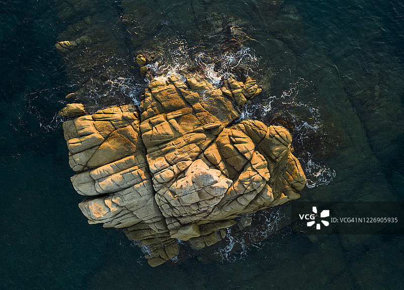 从空中俯瞰法国拉玛图埃勒被水包围的岩石图片素材