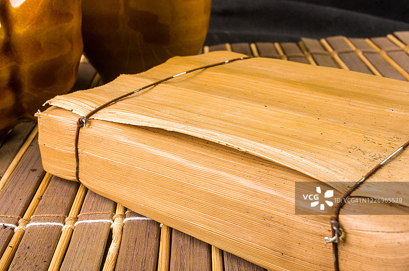 中国压普洱茶的竹叶包装，特写，宏观图片素材